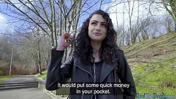 Jouer Smalltits alt babe chevauche une bite en pov pour de l'argent après une pipe
