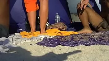 Reproducir Esposa exhibicionista helena price 455 parte 2- ¡que me masajeen el culo en la playa nudista mientras los mirones miran! ¡Espero que a mi marido no le importe! ¡jajaja!