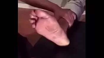 تشغيل شواذ أسود نردي طرفة عين لديها لوشن وفرك وعبادة رائع على التوالي thug's big pretty stinky feet