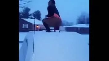 play Gekke zwarte meid neukt een dildo op een autodak in de sneeuw