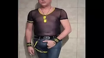 Putar Kondom kencing dengan kaos hitam tipis dan jeans ketat 2017