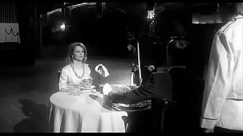 Jouer Darby Lloyd Rains va à un dîner romantique avec un amant puis le baise dans une scène de film muet