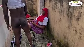 Reproduzir Dois amantes da faculdade fogem para fora para foder enquanto outros alunos estão dormindo no albergue da escola. assine meu vermelho por favor