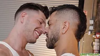 play Dos mecánicos sementales dotados se besan profundamente y luego tienen sexo exploratorio sensual juntos en el garaje.