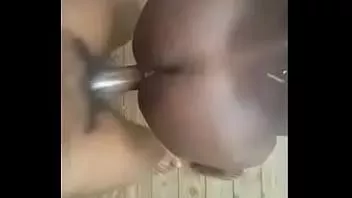 تشغيل الكلبة السوداء تنحني من أجل الديك بدون سرج على الشرفة