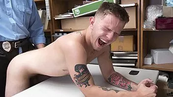play Qual a melhor forma de aprender o castigo de roubar do que um grande pau na bunda