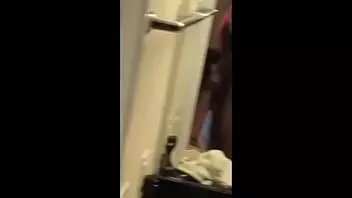 चलाएँ ?अपनी सफेद स्नोबनी कुतिया को अपने काले दोस्त के साथ कभी अकेला न छोड़ें?