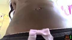 Afspelen Zwarte shemale geeft intense anale handjob