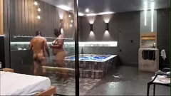 play Întâlnire la duș de la motel aburind cu o pornostar amatoare și busty