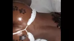 play Siyah Porno Yıldızı Yoğun Oral Seks ve Derin Anal Sikiş Verir