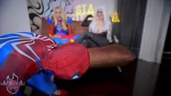 Reproducir Trío lésbico de Spiderman y Black Cat con consoladores y juguetes en enormes tetas