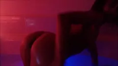 Reproducir Camgirl de ébano húmeda y salvaje en Aqua Lounge con luces de neón metiéndose los dedos en el coño