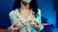 Reproduzir Deusa curvilínea Elenafox1 com peitos perfeitos e bunda se dedicando no quarto