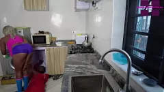 Reproduzir Corrigindo o microondas do vizinho se transforma em um encontro hardcore selvagem: Big Ass Teen Chelsea fica molhado e selvagem