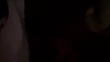 চালান তিনি একটি টার্কি পা দিয়ে তার গলা স্টাফ