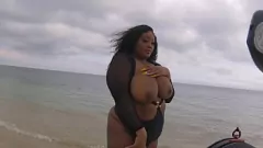Reproduzir Nos bastidores: Miss Requinsite's Ebony Beachside Shoot - Firehousexxx
