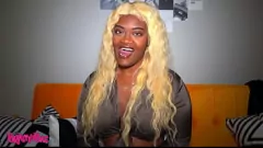Reproduzir Deusa de ébano Brattty Bae desencadeia seus peitos grandes e boquete de pau preto em um sofá amarelo aconchegante