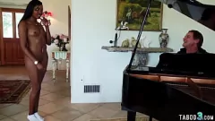 Odtwórz Murzynka nastolatka Shae Spreadz pragnie dużego kutasa ojczyma podczas spotkania tabu