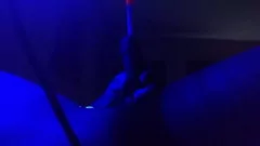 Afspelen Nog een geile soloplay-avond met een enorme zwarte lul, sperma en bukkake-actie!