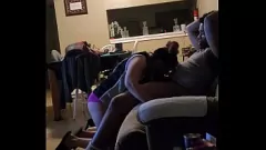 Reproducir Mira como NaughtyNatty se burla de su marido cornudo con una enorme polla negra, chupándola y follándola apasionadamente en este salvaje porno casero.