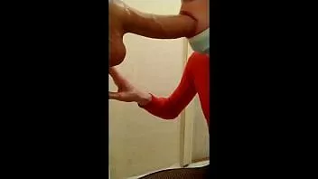 Reproducir Joven bisexual se lo pasa genial en el baño con su enorme consolador en su estrecho culo