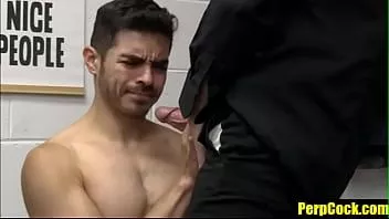 Jouer Un suspect latino surpris en train de se branler dans les toilettes publiques- perpdick.com
